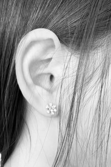 flower fuel earring – white topaz