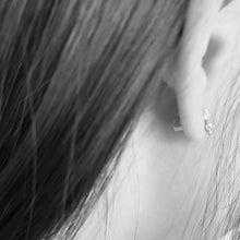 flower fuel earring – white topaz