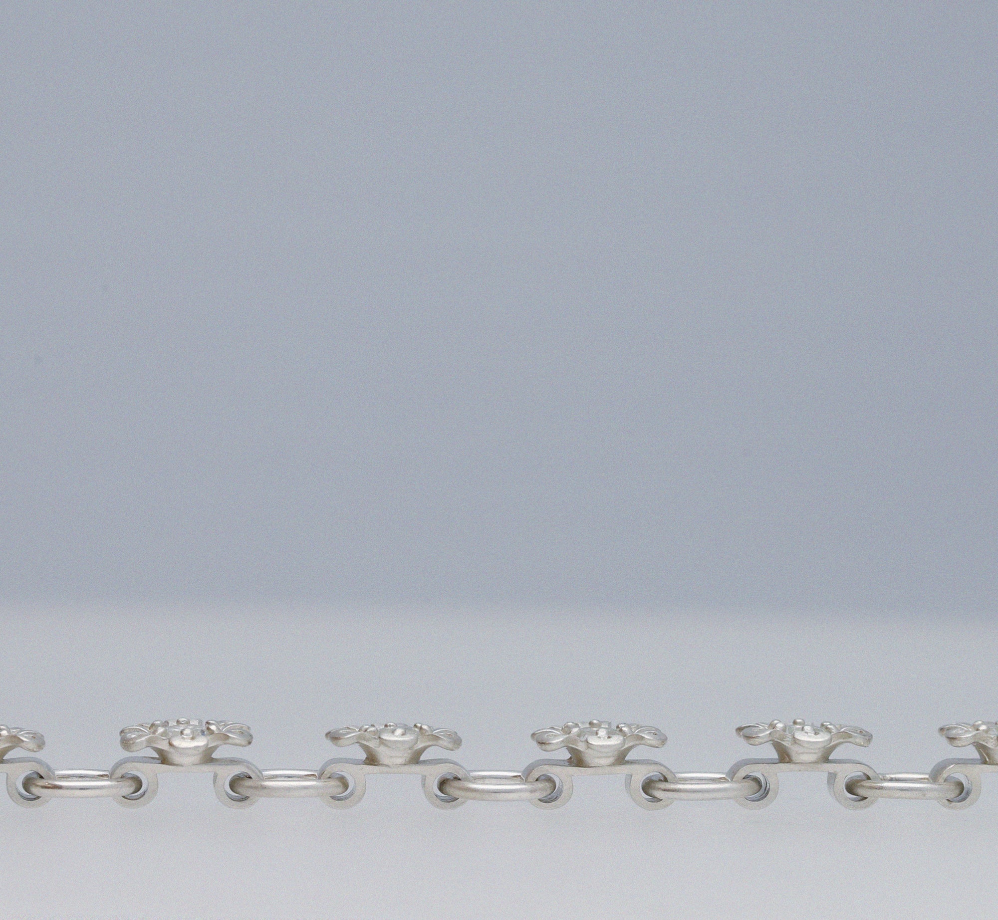 flower node bracelet – white sapphire