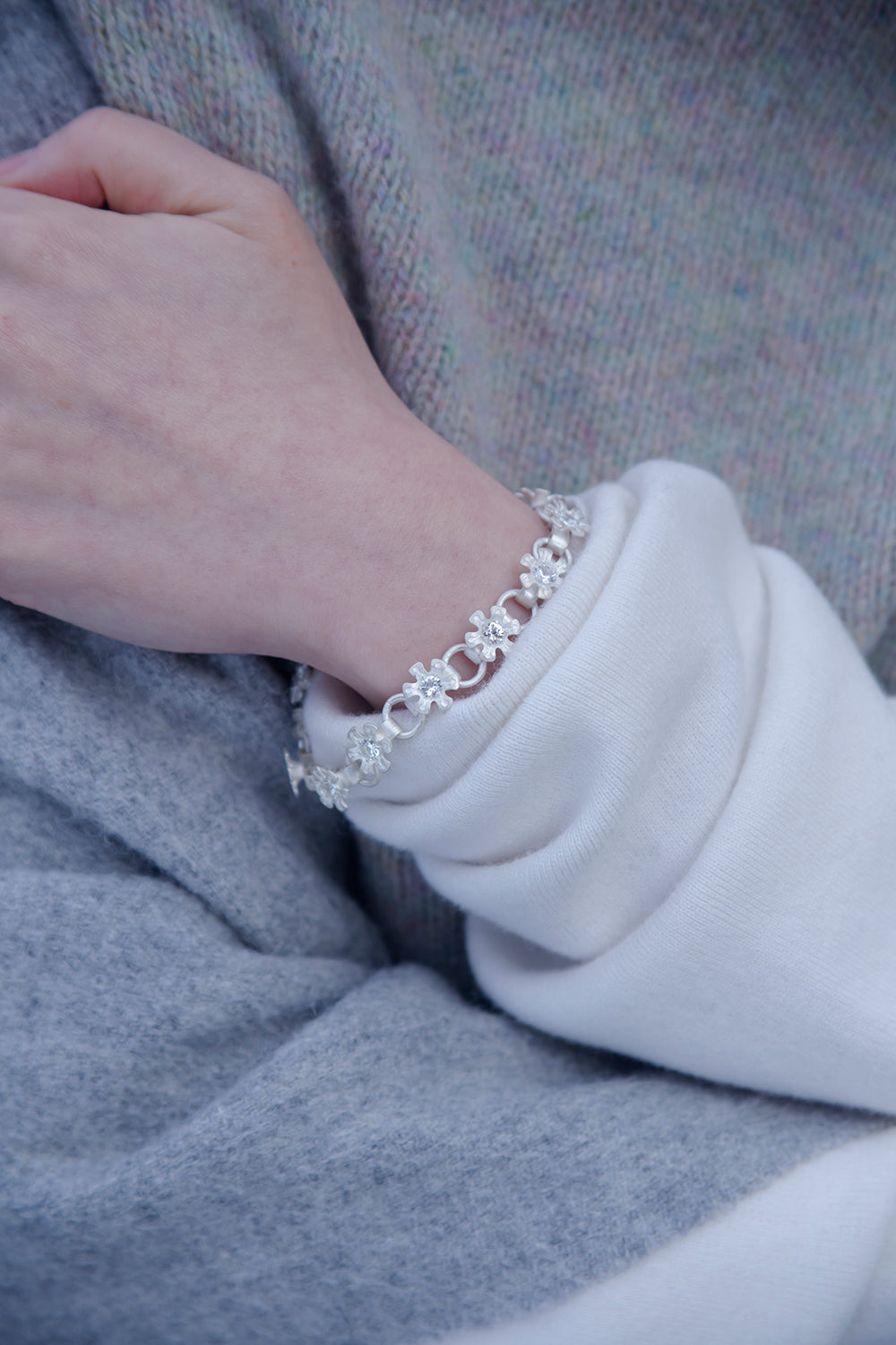 flower node bracelet – white sapphire
